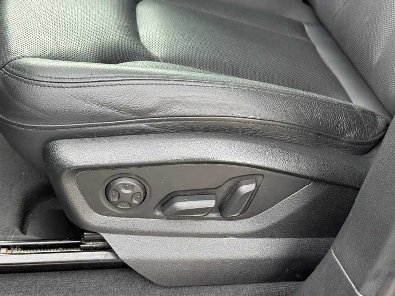 Audi Q7 Vehicle Full-screen Gallery Image 19