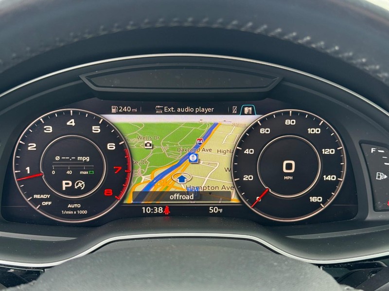 Audi Q7 Vehicle Full-screen Gallery Image 22