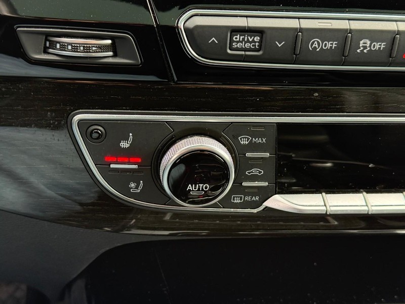 Audi Q7 Vehicle Full-screen Gallery Image 24