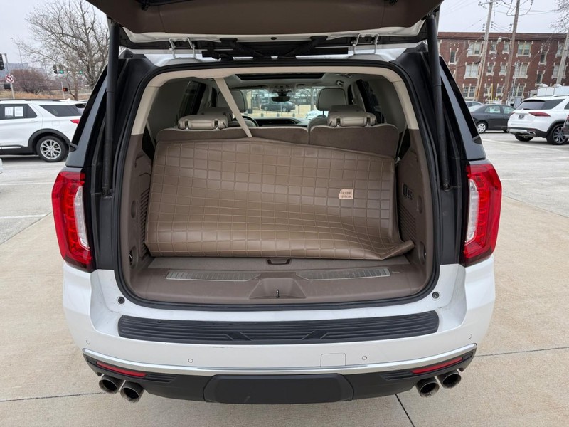 GMC Yukon Vehicle Full-screen Gallery Image 8