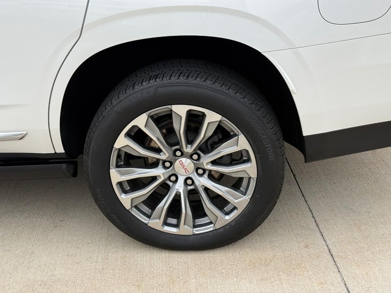 GMC Yukon Vehicle Full-screen Gallery Image 9