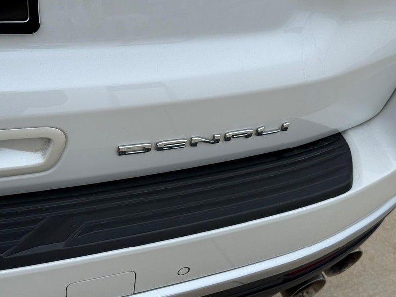 GMC Yukon Vehicle Full-screen Gallery Image 10