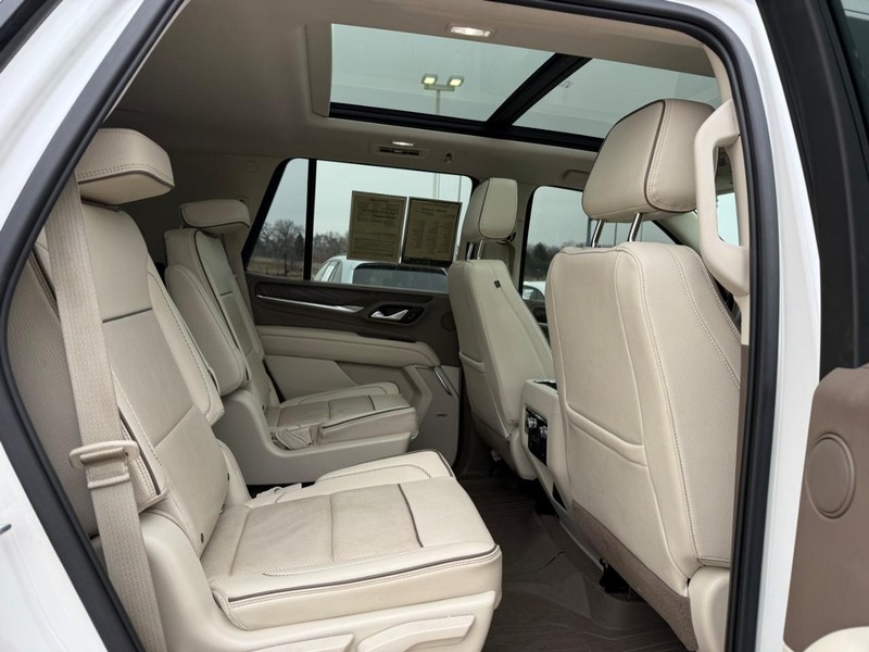 GMC Yukon Vehicle Full-screen Gallery Image 11