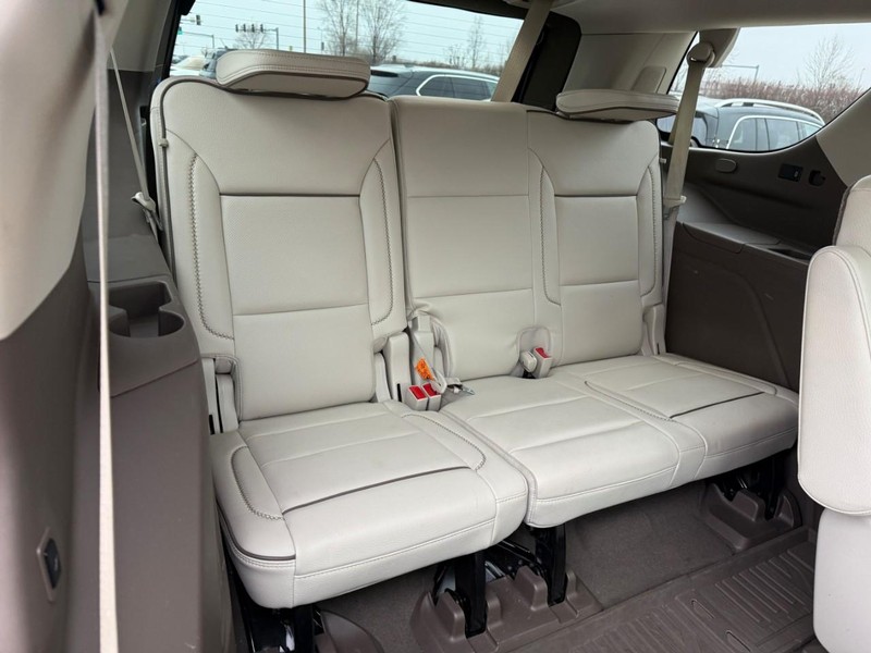 GMC Yukon Vehicle Full-screen Gallery Image 12