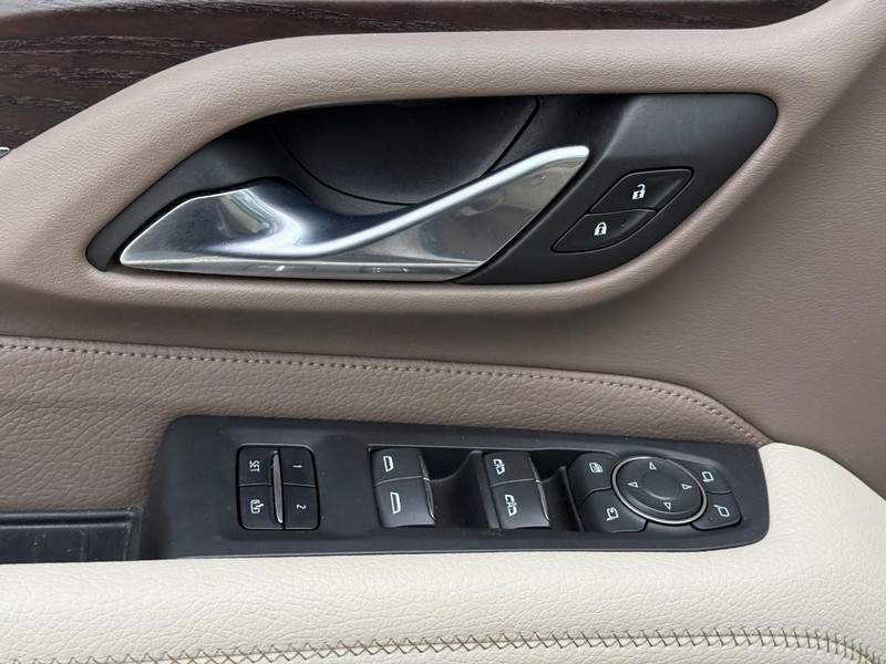 GMC Yukon Vehicle Full-screen Gallery Image 18