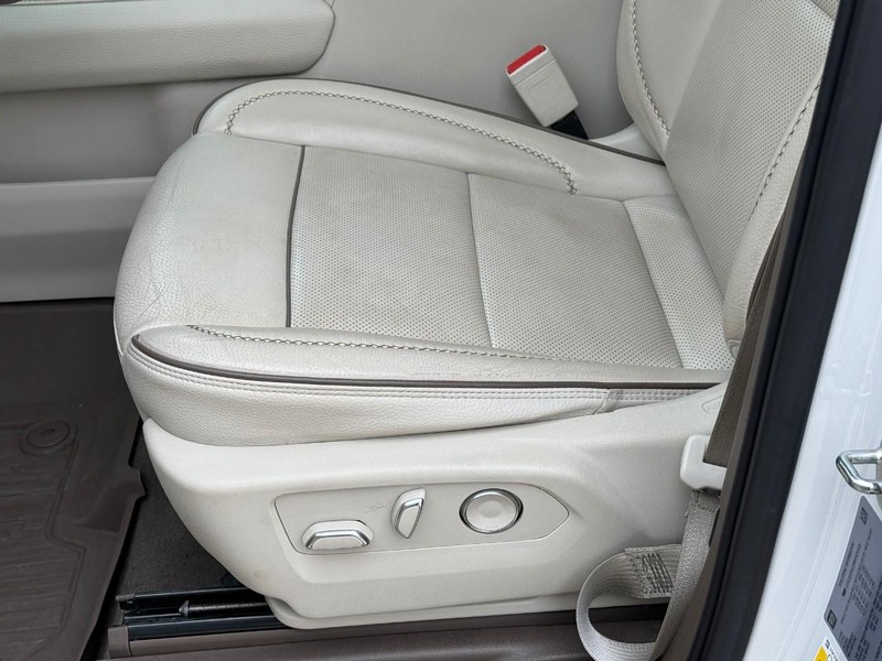 GMC Yukon Vehicle Full-screen Gallery Image 19