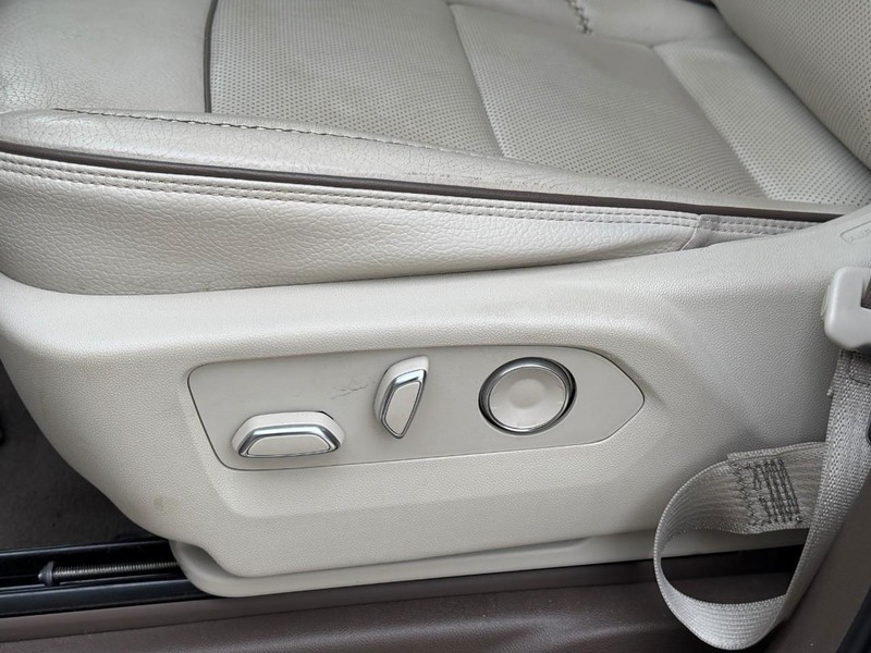 GMC Yukon Vehicle Full-screen Gallery Image 20