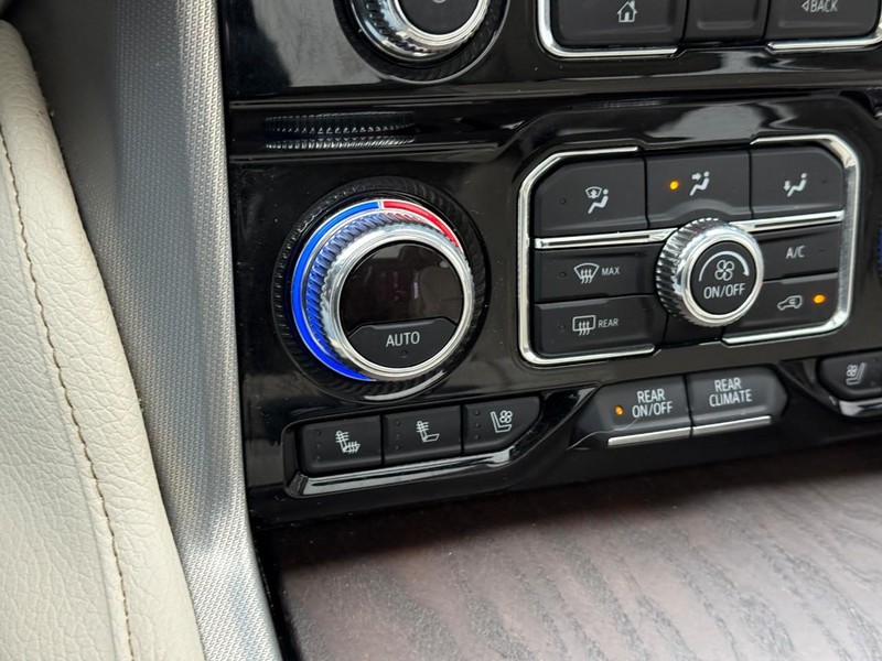 GMC Yukon Vehicle Full-screen Gallery Image 23