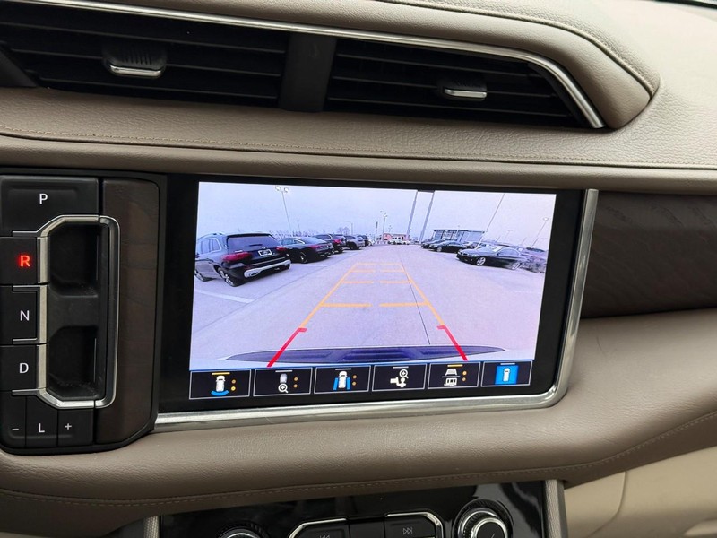 GMC Yukon Vehicle Full-screen Gallery Image 24