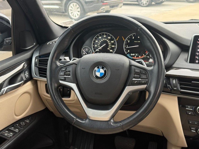 BMW X5 Vehicle Full-screen Gallery Image 12