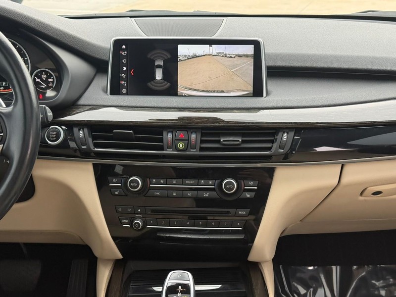 BMW X5 Vehicle Full-screen Gallery Image 13