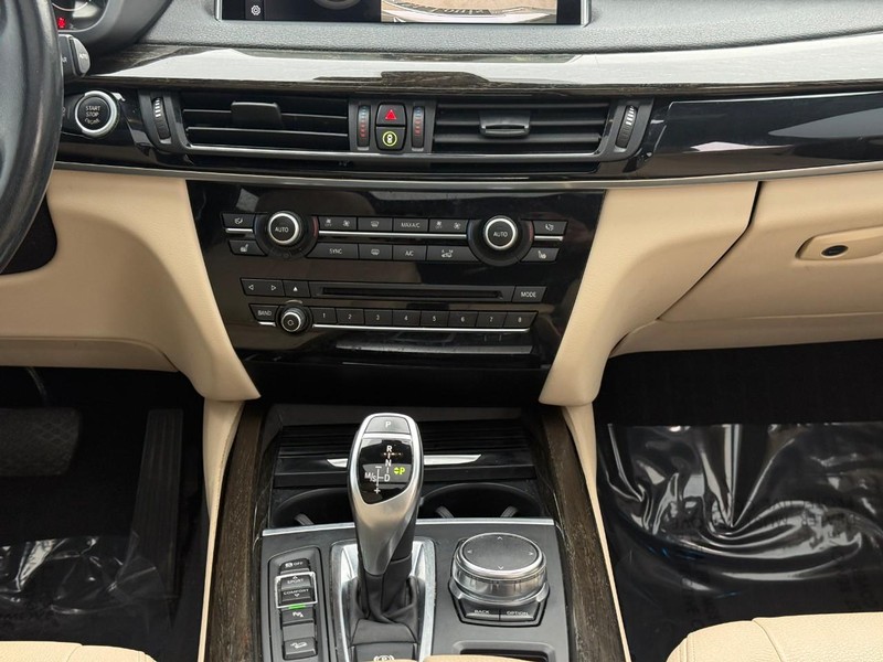 BMW X5 Vehicle Full-screen Gallery Image 14