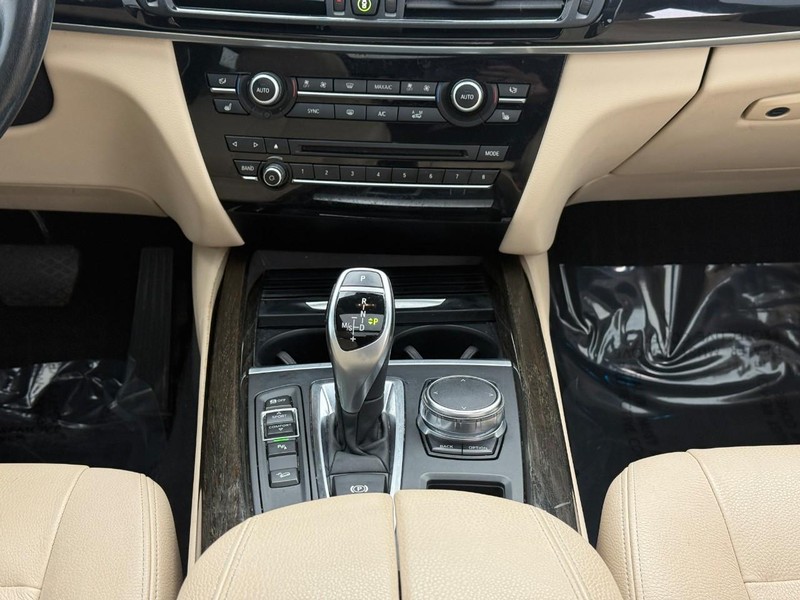 BMW X5 Vehicle Full-screen Gallery Image 15