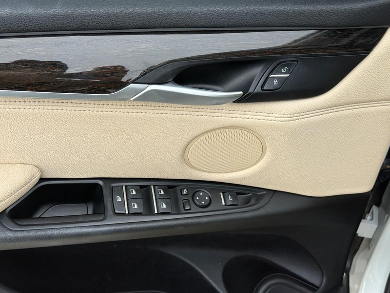 BMW X5 Vehicle Full-screen Gallery Image 16