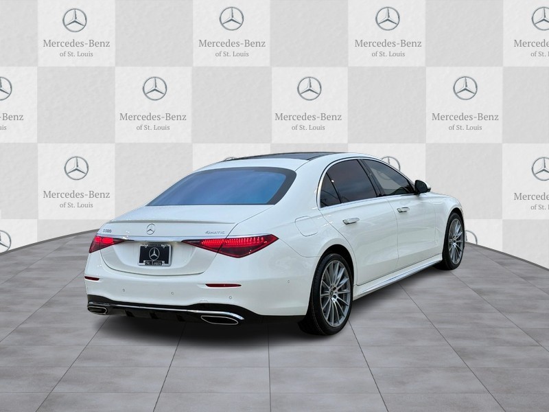 Mercedes-Benz S-Class Vehicle Full-screen Gallery Image 3