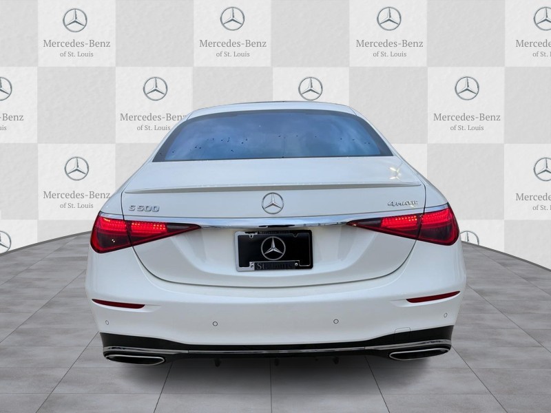 Mercedes-Benz S-Class Vehicle Full-screen Gallery Image 6