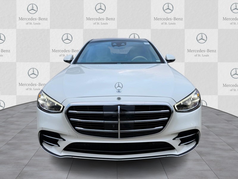 Mercedes-Benz S-Class Vehicle Full-screen Gallery Image 7