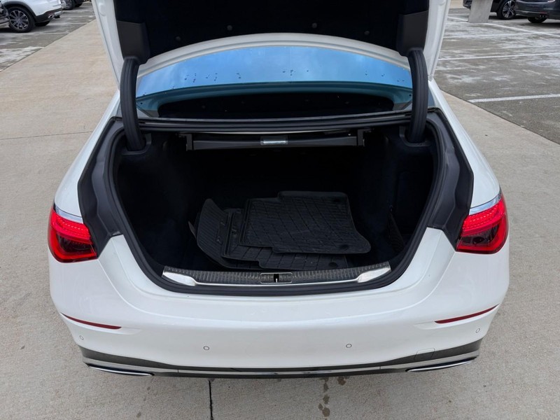 Mercedes-Benz S-Class Vehicle Full-screen Gallery Image 8