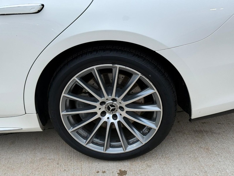 Mercedes-Benz S-Class Vehicle Full-screen Gallery Image 9