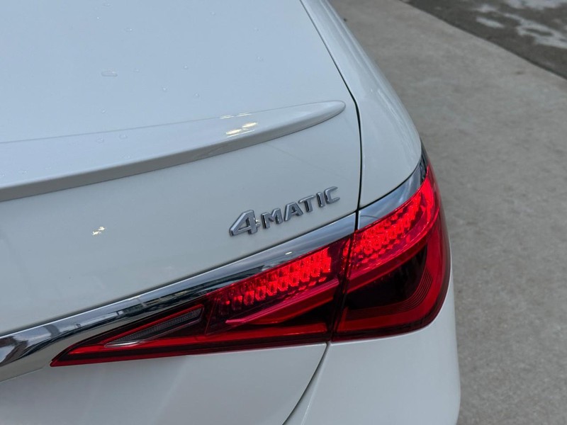 Mercedes-Benz S-Class Vehicle Full-screen Gallery Image 10