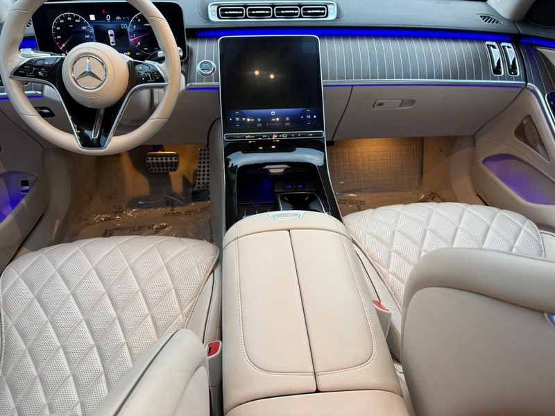 Mercedes-Benz S-Class Vehicle Full-screen Gallery Image 13