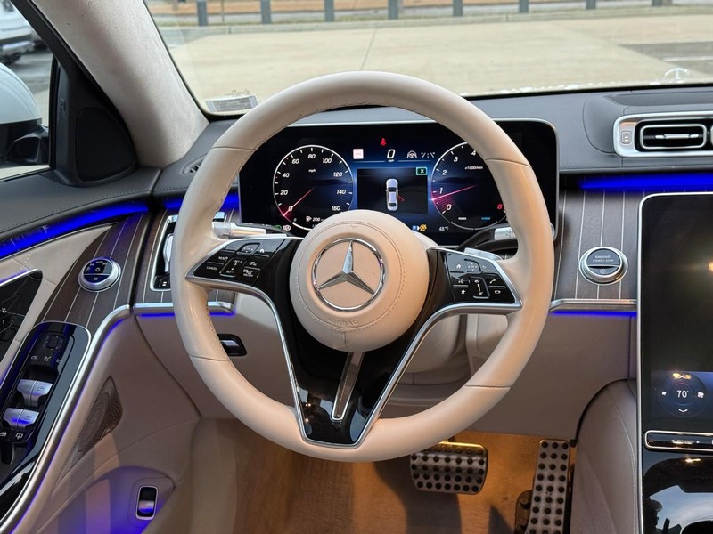 Mercedes-Benz S-Class Vehicle Full-screen Gallery Image 14