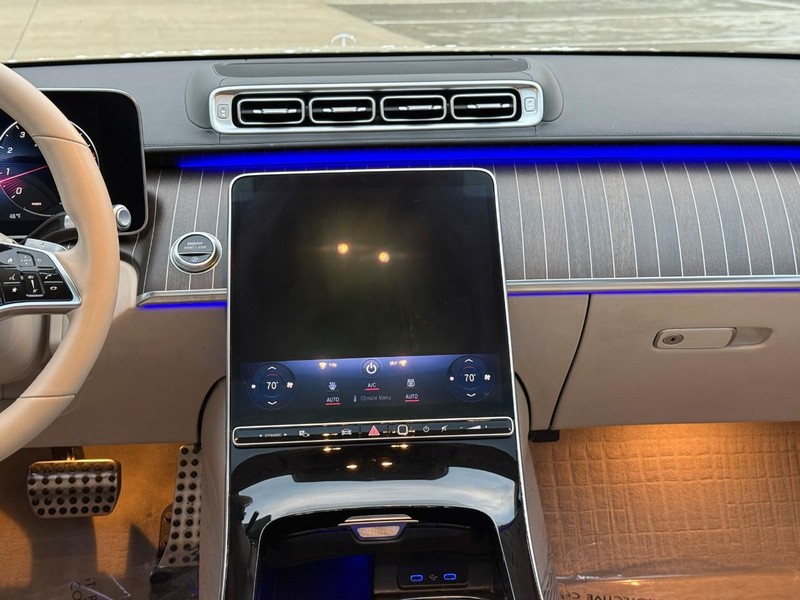 Mercedes-Benz S-Class Vehicle Full-screen Gallery Image 15