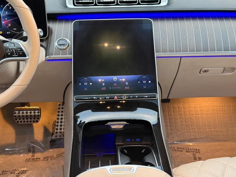 Mercedes-Benz S-Class Vehicle Full-screen Gallery Image 16