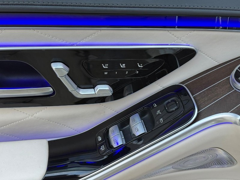 Mercedes-Benz S-Class Vehicle Full-screen Gallery Image 17