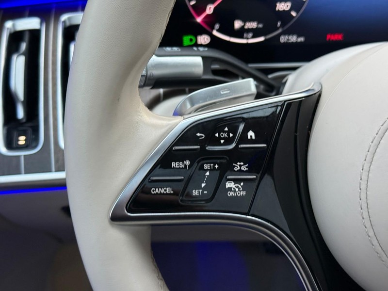 Mercedes-Benz S-Class Vehicle Full-screen Gallery Image 19