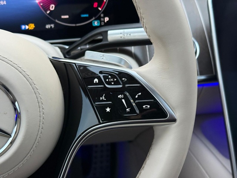 Mercedes-Benz S-Class Vehicle Full-screen Gallery Image 20