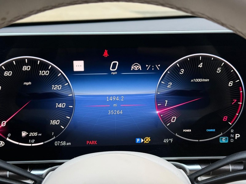 Mercedes-Benz S-Class Vehicle Full-screen Gallery Image 21