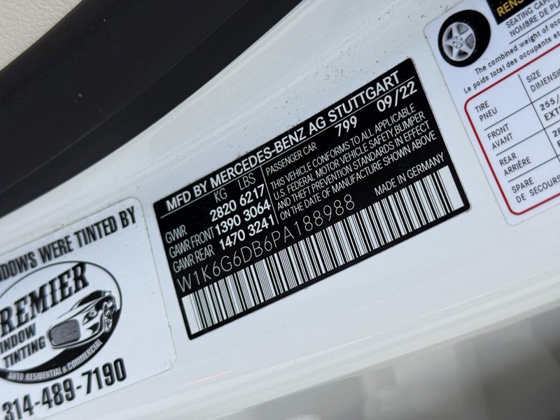 Mercedes-Benz S-Class Vehicle Full-screen Gallery Image 23