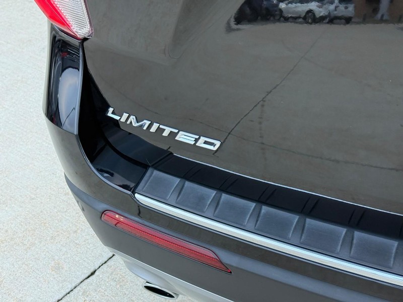 Ford Explorer Vehicle Full-screen Gallery Image 10