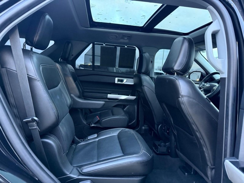 Ford Explorer Vehicle Full-screen Gallery Image 11