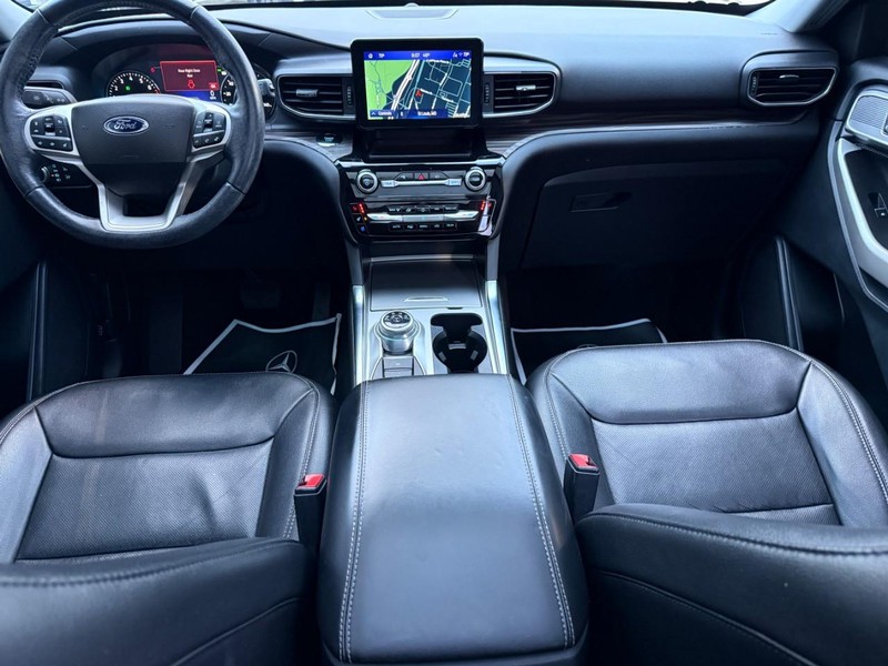 Ford Explorer Vehicle Full-screen Gallery Image 12