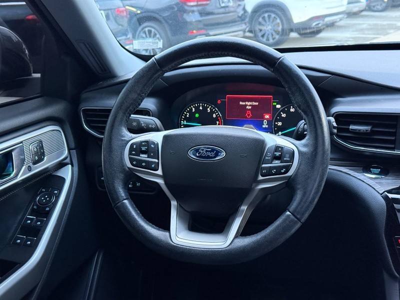 Ford Explorer Vehicle Full-screen Gallery Image 13