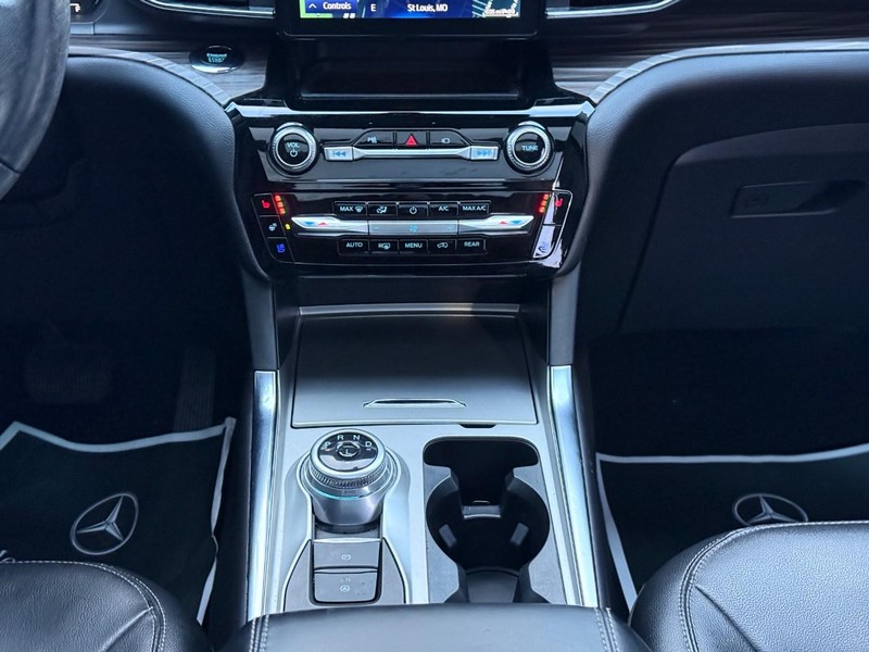 Ford Explorer Vehicle Full-screen Gallery Image 15