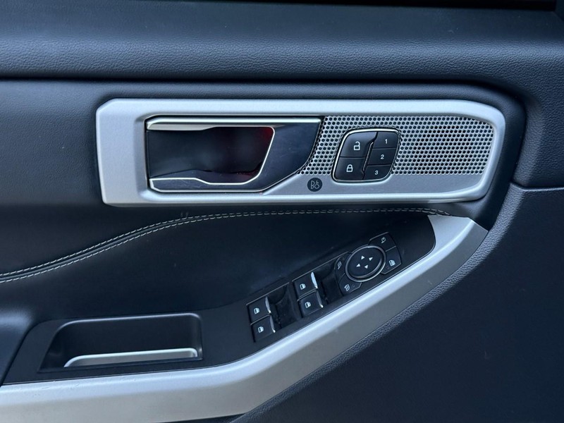 Ford Explorer Vehicle Full-screen Gallery Image 16