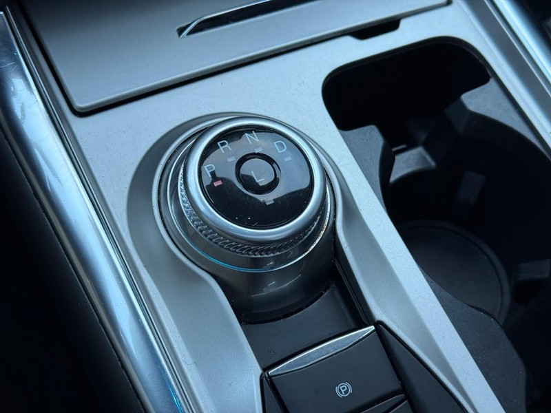 Ford Explorer Vehicle Full-screen Gallery Image 23