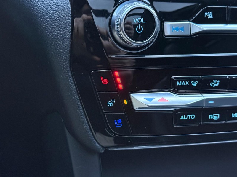 Ford Explorer Vehicle Full-screen Gallery Image 24