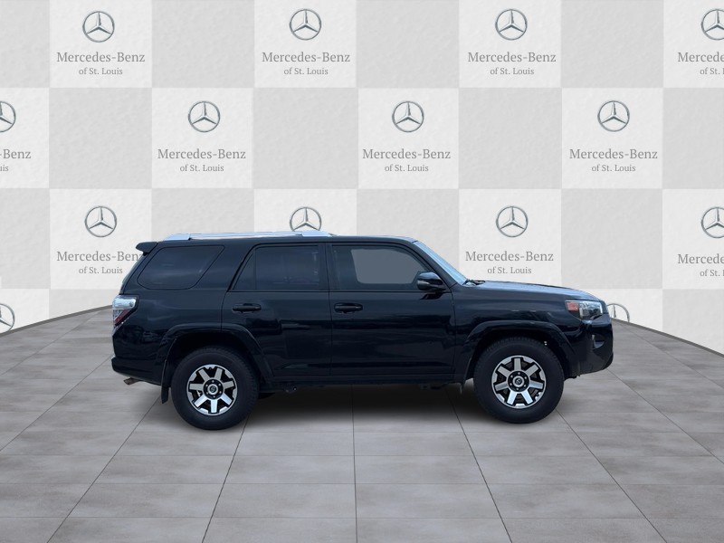 Toyota 4Runner Vehicle Full-screen Gallery Image 2