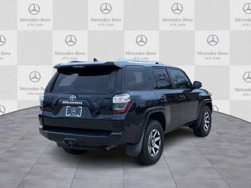 Toyota 4Runner Vehicle Full-screen Gallery Image 3