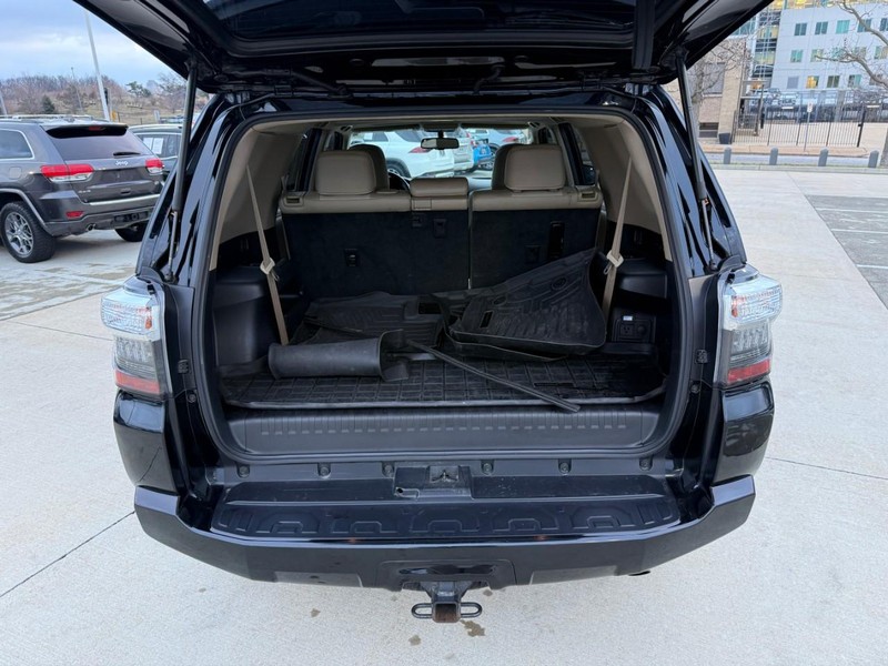 Toyota 4Runner Vehicle Full-screen Gallery Image 8