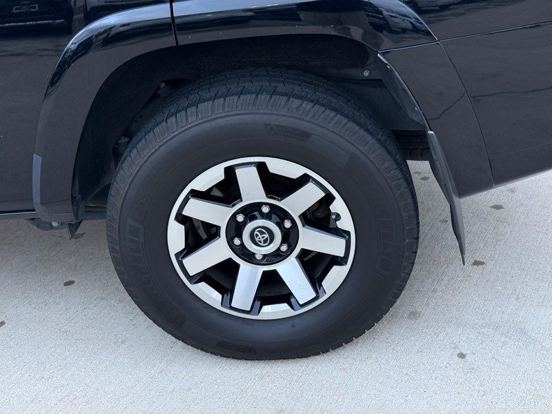 Toyota 4Runner Vehicle Full-screen Gallery Image 9