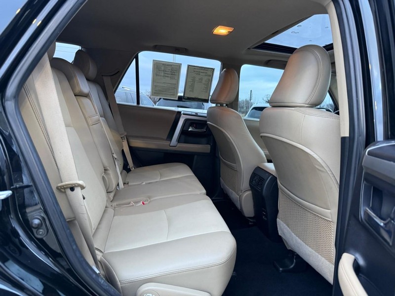 Toyota 4Runner Vehicle Full-screen Gallery Image 10