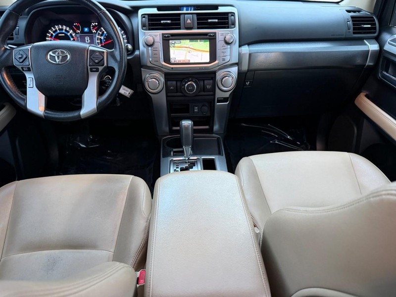 Toyota 4Runner Vehicle Full-screen Gallery Image 11