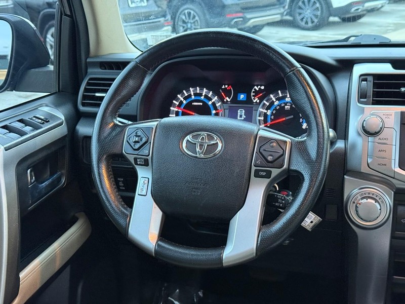 Toyota 4Runner Vehicle Full-screen Gallery Image 12