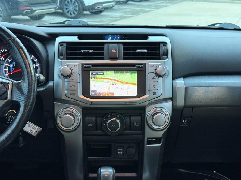 Toyota 4Runner Vehicle Full-screen Gallery Image 13