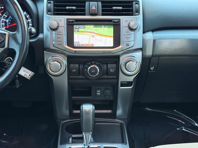 Toyota 4Runner Vehicle Full-screen Gallery Image 14